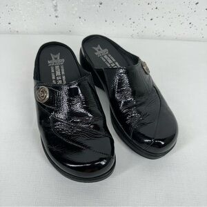 Mephisto Women’s size 7 Black Patent Leather Mules